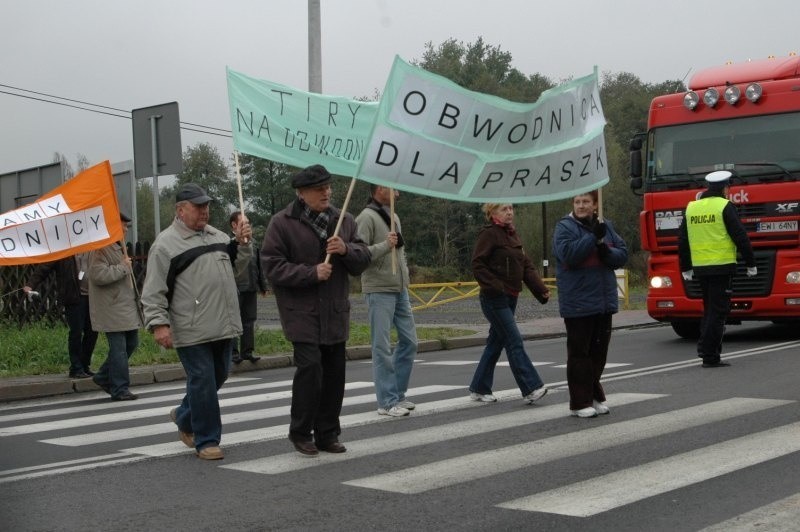 Mieszkancy Praszki manifestiwali na drodze krajowej nr 42....