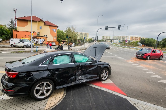 Oficjalne otwarcie trasy uniwersyteckiej  ma się odbyć dziś po południu. Kierowcy - gdy tylko zauważyli brak barier ograniczające ruch na wiadukcie, otwarcia dokonali sami. Na skutki nie trzeba było długo czekać.