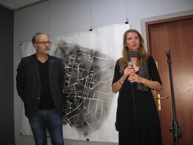 O wystawie opowiadała Alicja Panasiewicz. Obok Adam Panasiewicz.