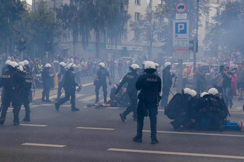 Zamieszki podczas Marszu równości są szeroko komentowane...