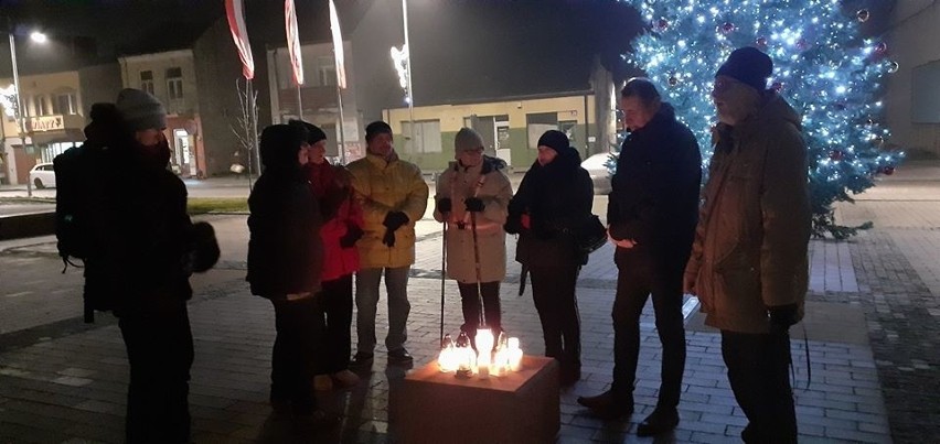 Światełko pamięci dla Pawła Adamowicza w Starachowicach. Spokojnie uczczono 1 rocznicę śmierci prezydenta Gdańska (ZDJĘCIA)