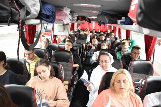 Po mszy św. młodzież trzema autokarami z Biura Podróży „Tempo” z Olesna wyruszyła w kierunku Porto.