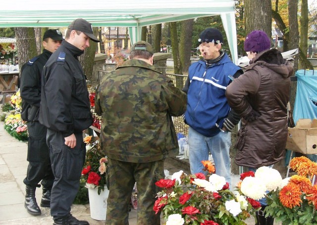Policyjne patrole będzie teraz można spotkać w okolicach cmentarzy częściej niż zwykle. 