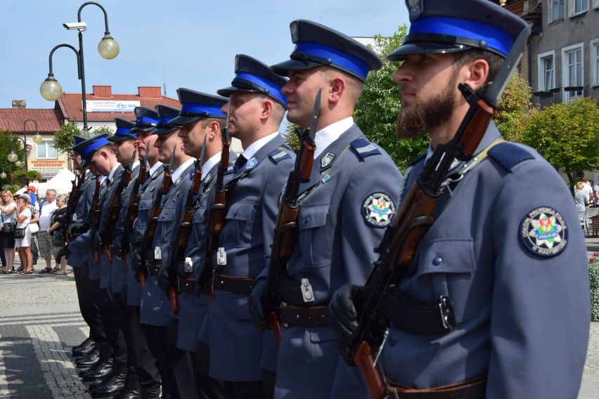 Augustów: Policja otrzymała sztandar. Na uroczystości przybył Jarosław Zieliński [ZDJĘCIA]