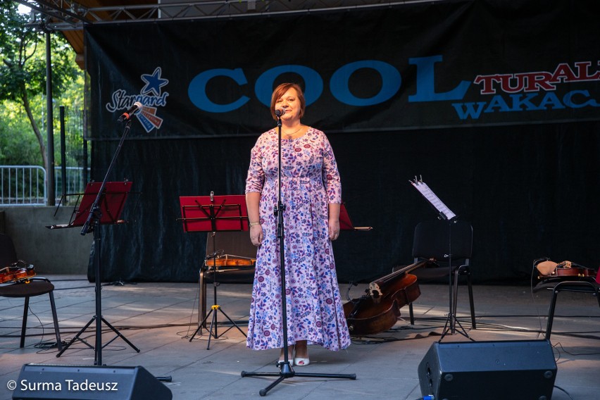 COOLturalne Wakacje 2019 w Stargardzie. Mieszkańcy na koncercie "Rok Moniuszkowski" w teatrze letnim [ZDJĘCIA]