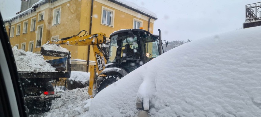 Krynica-Zdrój tonie w śnieżnych zaspach. Śniegu jest tak dużo, że zaczęli go wywozić poza uzdrowisko