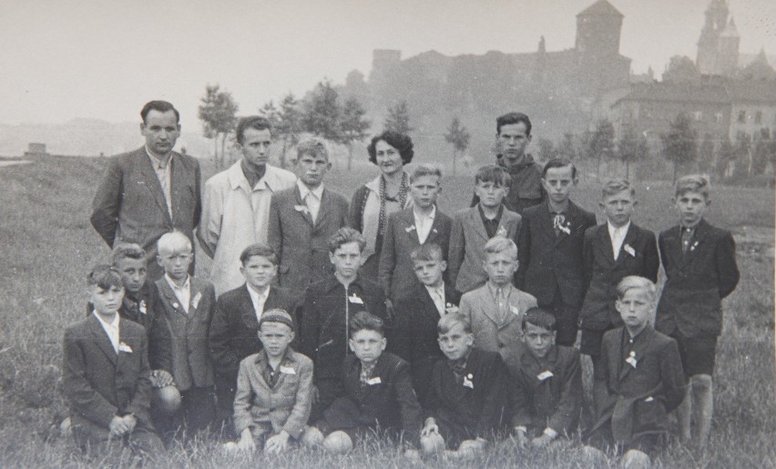 Dziadek Alojz Chrapek (od góry pierwszy z lewej) ze swoimi...