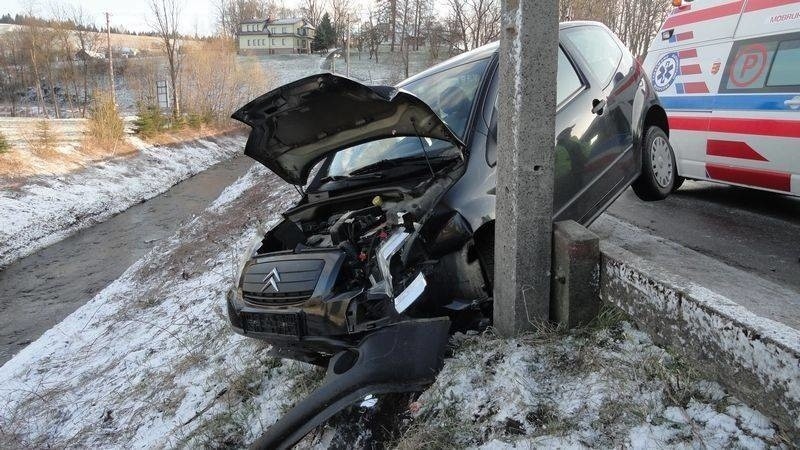 Korzenna. Wypadek citroena, kierowca w szpitalu [ZDJĘCIA]