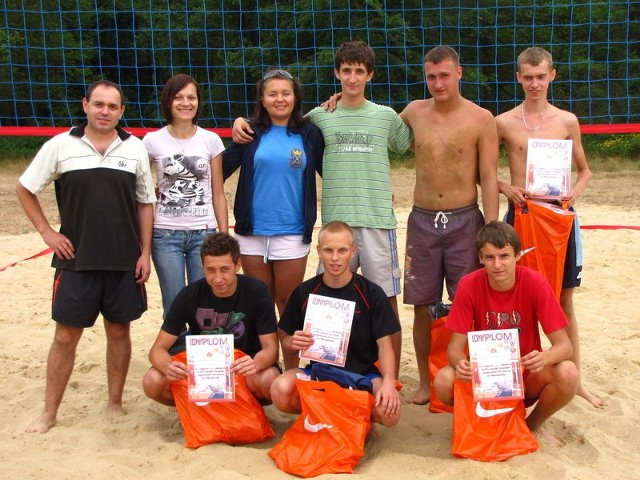 Najlepsi siatkarze i siatkarki, którzy brali udział w turnieju plażówki w Odrzywole.