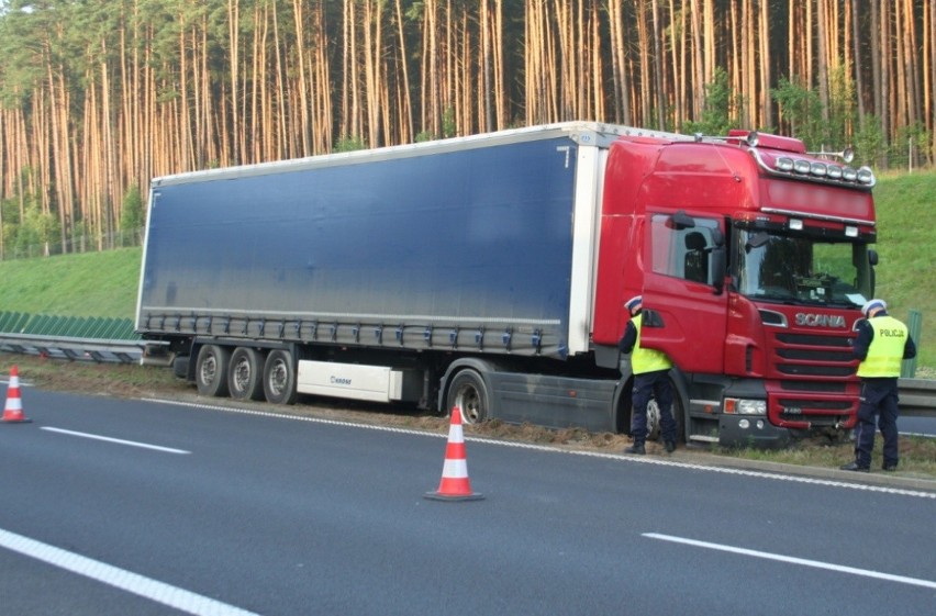 Kierowca ciężarówki zjechał na szybki pas ruchu i uderzył w...