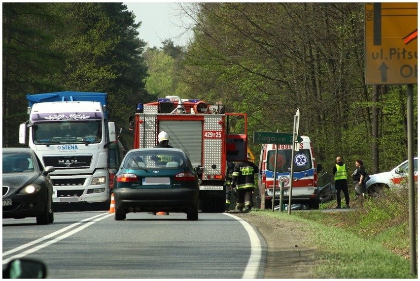 Wypadek w Wygiełzowie. Opel wjechał w ciężarówkę, odbił się od niej i zatrzymał w rowie [ZDJĘCIA]