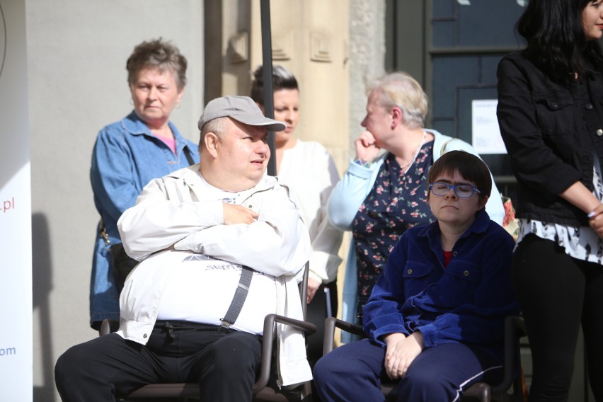 Protestujący w Katowicach chcieli wyrazić poparcie dla osób...