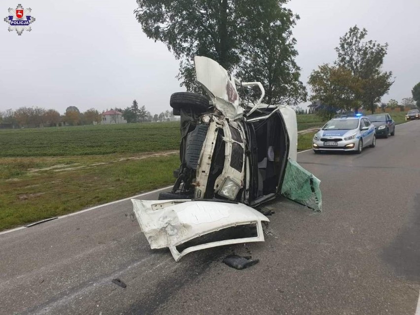 Zderzenie busa z ciągnikiem. Pojazdy poważnie uszkodzone, ale kierowcy wyszli z tego cało (ZDJĘCIA)