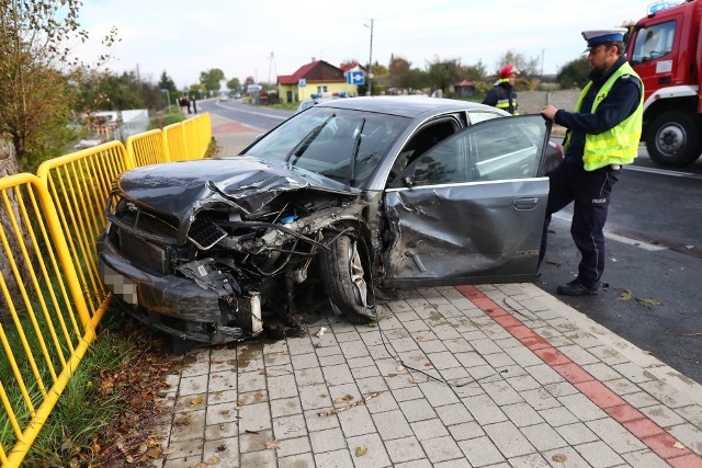 Audi a4 roztrzaskane po tym, jakie kierująca kobieta zasnęła za kierownicą i zderzyła się z TIR-em