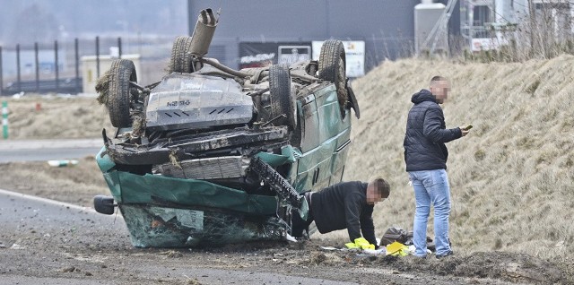 &lt;b&gt;Do dramatycznie wyglądającego wypadku doszło w poniedziałek, 12 marca, na obwodnicy Starego Kisielina. Kierowca rozpędzonego busa potrącił rowerzystę, wypadł z drogi, uderzył w skarpę, koziołkował i upadł na jezdnię na dach.&lt;/b&gt;Wszystko wydarzyło się po godz. 16.00. Bus jechał obwodnicą Starego Kisielina w kierunku wyjazdu do Droszkowa. Nagle rozpędzony bus potrącił jadącego przed nim rowerzystę. Kierowca dostawczego auta zjechał na wysepkę miedzy jezdniami. Po chwili odbił na prawą stronę i wypadł z drogi. Bus uderzył w skarpę i koziołkował. Na koniec wr&oacute;cił na jezdnię, upadając na dach.Ludzie na miejsce wypadku wezwali karetkę pogotowia ratunkowego oraz zielonog&oacute;rską policję. Prawdopodobnie kierujący busem uderzył rowerzystę lusterkiem. Po uderzeniu rowerzysta wypadł z drogi. Ranny rowerzysta został zabrany do szpitala. Miał dużo szczęścia. Gdyby został potrącony przodem, doszłoby do tragedii.Kierowcy busa i pasażerowi nic się nie stało. &ndash; Zawsze zapinam pasy bezpieczeństwa. Gdybym ich nie miał to pewnie wypadłbym z auta &ndash; m&oacute;wił nam pasażer busa.Jeden z kierowc&oacute;w jechał tuż za busem przed samym zdarzeniem. Powiedział policji, że kierujący busem jechał z bardzo dużą szybkością i wyprzedził go w miejscu, w kt&oacute;rym jest podw&oacute;jna linia ciągła. Kierujący busem nie czuje się jednak winny. Zapewnia, że to rowerzysta zajechał mu drogę. Dopytywał czy rowerzysta zasygnalizował ręką zamiar zjechania na lewoskręt.Policja wyjaśnia przyczynę zdarzenia. Wstępnie kierowcy busa ma zostać zatrzymane prawo jazdy.&lt;p style=&quot;font-size:24px;padding-left:10px;padding-top:5px;padding-bottom:5px;background-color:#cf4245;color:white&quot;&gt;POLECAMY ODCINKI &quot;KRYMINALNEGO CZWARTKU&quot;:&lt;/p&gt;&lt;div style=&quot;display:flex; padding: 10px 3px 0 3px; flex-wrap:wrap;border:1px solid lightgray; width:fit-content&quot;&gt;&lt;div style=&quot;text-align:center; width: 230px; overflow: hidden; flex: 1 0 auto; margin-right:3px&quot;&gt;&lt;a href=&quot;http://www.gazetalubuska.pl/gl-tv/kryminalny-czwartek/a/kryminalny-czwartek-83-osoby-zginely-na-lubuskich-drogach-w-2017-r-wciaz-wpadaja-pijani-kierowcy-na-szczescie-liczba-wypadkow,12904862/&quot;&gt;&lt;img src=&quot;https://d-pt.ppstatic.pl/k/r/1/27/2d/5a75ab007d7c5_o.jpg?1517663177&quot; style=&quot;width:auto; height:150px&quot;&lt;/img&gt;&lt;/a&gt;&lt;a href=&quot;http://www.gazetalubuska.pl/gl-tv/kryminalny-czwartek/a/kryminalny-czwartek-83-osoby-zginely-na-lubuskich-drogach-w-2017-r-wciaz-wpadaja-pijani-kierowcy-na-szczescie-liczba-wypadkow,12904862/&quot;&gt;&lt;p style=&quot;font-size:16px&quot;&gt;&lt;b&gt;Szok! 83 osoby zginęły na naszych drogach&lt;/b&gt;&lt;/p&gt;&lt;/a&gt;&lt;/div&gt;&lt;div style=&quot;text-align:center; width: 230px; overflow: hidden; flex: 1 0 auto; margin-right:3px;&quot;&gt;&lt;a href=&quot;http://www.gazetalubuska.pl/gl-tv/kryminalny-czwartek/a/kryminalny-czwartek-zwloki-15latka-znaleziono-w-niewielkiej-wsi-pod-gorzowem-chlopiec-zostal-upity-na-smierc-przez-kolegow,12860466/&quot;&gt;&lt;img src=&quot;https://d-pt.ppstatic.pl/k/r/1/db/d7/5a606de8295e5_o.jpg?1516290128&quot; style=&quot;width:auto; height:150px&quot;&gt;&lt;/img&gt;&lt;/a&gt;&lt;p style=&quot;font-size:16px&quot;&gt;&lt;a href=&quot;http://www.gazetalubuska.pl/gl-tv/kryminalny-czwartek/a/kryminalny-czwartek-zwloki-15latka-znaleziono-w-niewielkiej-wsi-pod-gorzowem-chlopiec-zostal-upity-na-smierc-przez-kolegow,12860466/&quot;&gt;&lt;b&gt;Pili z 15-latkiem alkohol. Chłopak nie żyje&lt;/b&gt;&lt;/p&gt;&lt;/a&gt;&lt;/div&gt;&lt;div style=&quot;text-align:center; width: 230px; overflow: hidden; flex: 1 0 auto&quot;&gt;&lt;a href=&quot;http://www.gazetalubuska.pl/gl-tv/kryminalny-czwartek/a/kryminalny-czwartek-pedofil-zgwalcil-8latke-jest-w-areszcie-wczesniej-zaczepial-inna-dziewczynke,12504006/&quot;&gt;&lt;img src=&quot;https://d-pt.ppstatic.pl/k/r/1/1f/43/59c380e8b14df_o.jpg?1506002541&quot; style=&quot;width:auto; height:150px&quot;&gt;&lt;/img&gt;&lt;/a&gt;&lt;a href=&quot;http://www.gazetalubuska.pl/gl-tv/kryminalny-czwartek/a/kryminalny-czwartek-pedofil-zgwalcil-8latke-jest-w-areszcie-wczesniej-zaczepial-inna-dziewczynke,12504006/&quot;&gt;&lt;p style=&quot;font-size:16px&quot;&gt;&lt;b&gt;Pedofil zgwałcił 8-latkę. Wcześniej zaczepiał inną dziewczynkę&lt;/b&gt;&lt;/p&gt;&lt;/a&gt;&lt;/div&gt;&lt;div style=&quot;text-align:center; width: 230px; overflow: hidden; flex: 1 0 auto; margin-right:3px&quot;&gt;&lt;a href=&quot;http://www.gazetalubuska.pl/wiadomosci/gorzow-wielkopolski/a/kryminalny-czwartek-zwloki-od-lat-byly-zakopane-pod-ziemia-policjanci-nie-odpuscili-dotarli-do-miejsca-ich-ukrycia-podejrzani,12817888/&quot;&gt;&lt;img src=&quot;https://d-pt.ppstatic.pl/k/r/1/9b/aa/5a4dd54b02465_o.jpg?1515063481&quot; style=&quot;width:auto; height:150px&quot;&lt;/img&gt;&lt;/a&gt;&lt;a href=&quot;http://www.gazetalubuska.pl/wiadomosci/gorzow-wielkopolski/a/kryminalny-czwartek-zwloki-od-lat-byly-zakopane-pod-ziemia-policjanci-nie-odpuscili-dotarli-do-miejsca-ich-ukrycia-podejrzani,12817888/&quot;&gt;&lt;p style=&quot;font-size:16px&quot;&gt;&lt;b&gt;Zwłoki Marka od lat były zakopane pod ziemią&lt;/b&gt;&lt;/p&gt;&lt;/a&gt;&lt;/div&gt;&lt;div style=&quot;text-align:center; width: 230px; overflow: hidden; flex: 1 0 auto; margin-right:3px&quot;&gt;&lt;a href=&quot;http://www.gazetalubuska.pl/gl-tv/kryminalny-czwartek/a/kryminalny-czwartek-spektakularna-akcja-policji-cbsp-rozbilo-gang-wyludzajacy-odszkodowania-od-firm-ubezpieczeniowych,12838724/&quot;&gt;&lt;img src=&quot;https://d-pt.ppstatic.pl/k/r/1/56/f2/5a570c5aaf178_o.jpg?1515668306&quot; style=&quot;width:auto; height:150px&quot;&lt;/img&gt;&lt;/a&gt;&lt;a href=&quot;http://www.gazetalubuska.pl/gl-tv/kryminalny-czwartek/a/kryminalny-czwartek-spektakularna-akcja-policji-cbsp-rozbilo-gang-wyludzajacy-odszkodowania-od-firm-ubezpieczeniowych,12838724/&quot;&gt;&lt;p style=&quot;font-size:16px&quot;&gt;&lt;b&gt;Sceny jak z filmu m. in. w centrum Gorzowa&lt;/b&gt;&lt;/p&gt;&lt;/a&gt;&lt;/div&gt;&lt;div style=&quot;text-align:center; width: 230px; overflow: hidden; flex: 1 0 auto&quot;&gt;&lt;a href=&quot;http://www.gazetalubuska.pl/gl-tv/kryminalny-czwartek/a/kryminalny-czwartek-policja-zadala-potezny-cios-narkotykowym-gangsterom-wideo,12702988/&quot;&gt;&lt;img src=&quot;https://d-pt.ppstatic.pl/k/r/1/e5/93/5a16ef84a6eba_o.jpg?1511461776&quot; style=&quot;width:auto; height:150px&quot;&lt;/img&gt;&lt;/a&gt;&lt;a href=&quot;http://www.gazetalubuska.pl/gl-tv/kryminalny-czwartek/a/kryminalny-czwartek-policja-zadala-potezny-cios-narkotykowym-gangsterom-wideo,12702988/&quot;&gt;&lt;p style=&quot;font-size:16px&quot;&gt;&lt;b&gt;Narkotykowy gang rozbity. Możliwe kolejne zatrzymania&lt;/b&gt;&lt;/p&gt;&lt;/a&gt;&lt;/div&gt;&lt;/div&gt;&lt;b&gt;Zobacz też wideo: KRYMINALNY CZWARTEK - 08.03.2018 - Policja rozbiła gang samochodowy działający na niespotykanie wielką skalę&lt;/b&gt;&lt;script class=&quot;XlinkEmbedScript&quot; data-width=&quot;1280&quot; data-height=&quot;720&quot; data-url=&quot;//get.x-link.pl/1b2ce2dc-0b08-c939-1f46-86bdc6dc1e55,3485e77f-7cf7-1352-4a66-5782187a0f3f,embed.html&quot; type=&quot;application/javascript&quot; src=&quot;//prodxnews1blob.blob.core.windows.net/cdn/js/xlink-i.js?v1&quot;&gt;&lt;/script&gt;&lt;center&gt;&lt;div class=&quot;fb-like-box&quot; data-href=&quot;https://www.facebook.com/gazlub/?fref=ts&quot; data-width=&quot;600&quot; data-show-faces=&quot;true&quot; data-stream=&quot;false&quot; data-header=&quot;true&quot;&gt;&lt;/div&gt;&lt;/center&gt;