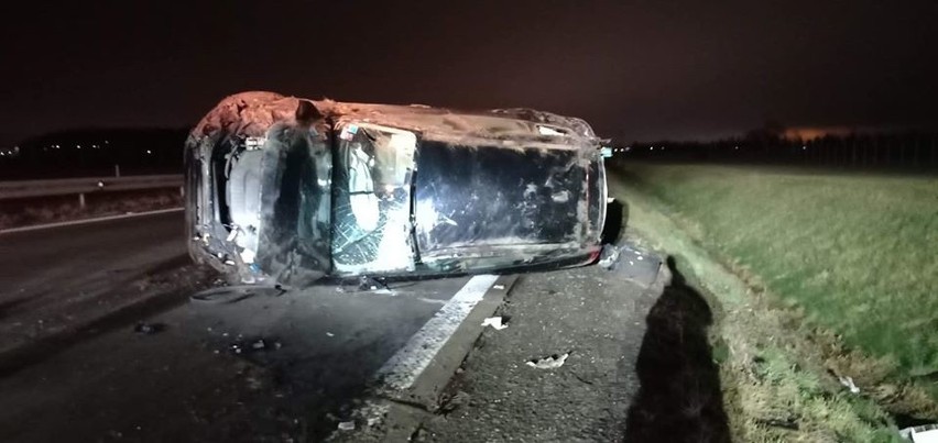 Samochód osobowy przewrócił się na autostradzie 