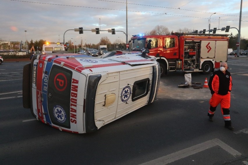 Wypadek z udziałem karetki pogotowia we Wrocławiu.