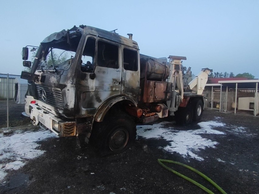 Pożar ciągnika i samochodu ciężarowego pod Nowogardem. Pojazdy spłonęły doszczętnie [ZDJĘCIA]