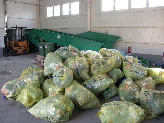Firmy wywożące śmieci dotąd dostarczały mieszkańcom worki do zbiórki selektywnej. W czerwcu z tego rezygnują
