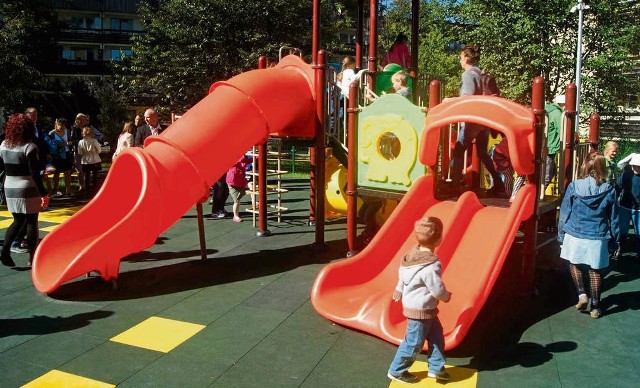 Na otwarcie placu zabaw przyszło kilkudziesięcioro dzieci