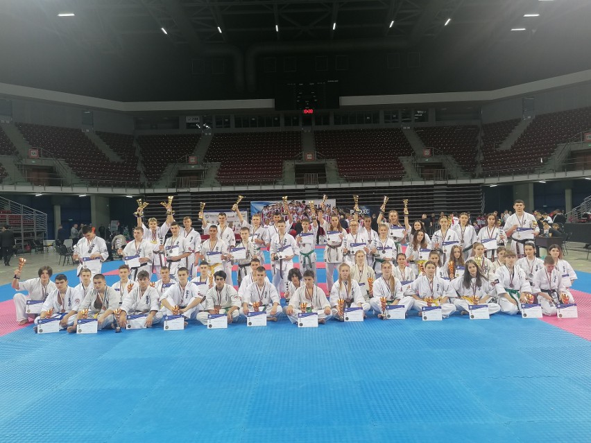 Świetny start karateków z Morawicy i Piekoszowa na mistrzostwach Europy. W Sofii wywalczyli trzy medale. Zobaczcie zdjęcia