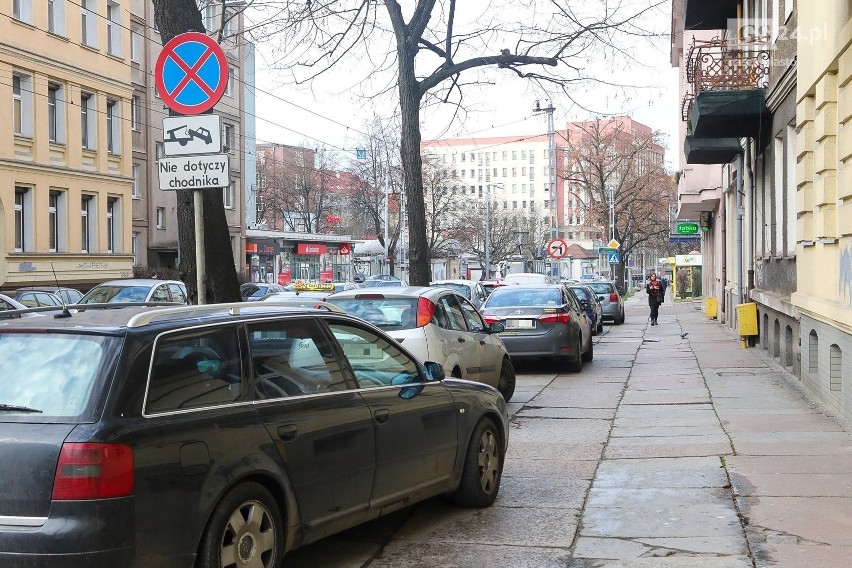 Walczą o pozostawienie miejsc parkingowych i drzew na alei Wyzwolenia w Szczecinie