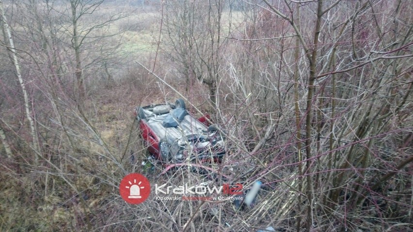 Wypadek w Skawinie. Dachowanie samochodu osobowego na ul. Bukowskiej. Pojazd wylądował w zaroślach [ZDJĘCIA]