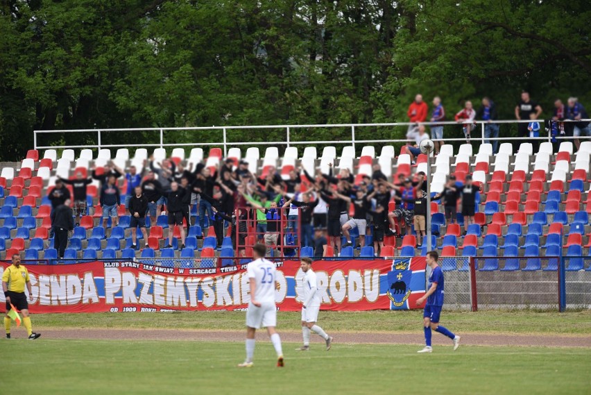 4 liga podkarpacka. Polonia Przemyśl przegrała z Karpatami Krosno 0:1. Gol po spalonym? [ZDJĘCIA]