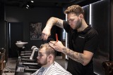 Szymon Górny, najlepszy barber w Polsce, jest z Torunia. Można wybrać się do niego na strzyżenie