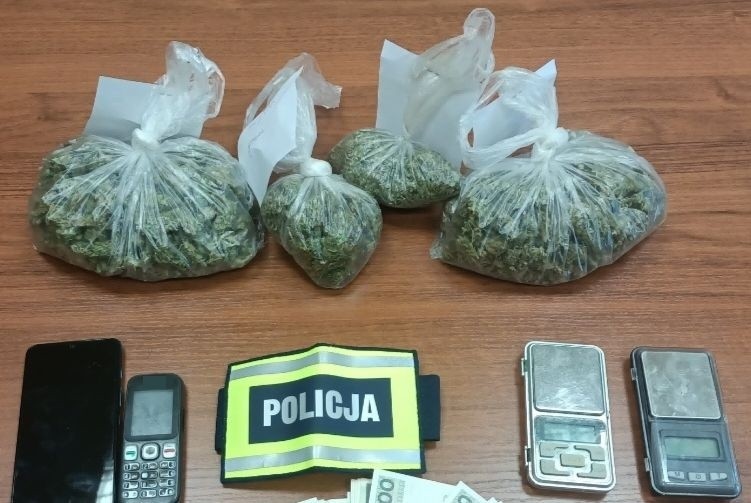 Diler narkotykowy z Ostrołęki zatrzymany. Policja przejęła ponad pół tysiąca porcji handlowych narkotyków. 27.09.2023