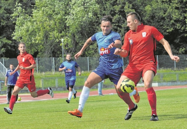 Piłkarze Bałtyku Koszalin (błękitne stroje) pierwszy w tym sezonie mecz w roli gospodarzy przegrali 0:1 z Wierzycą Pelplin.