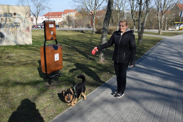 Fibiś spaceruje z Janiną Dubrownik, która mówi, że "woreczki to dobry pomysł".