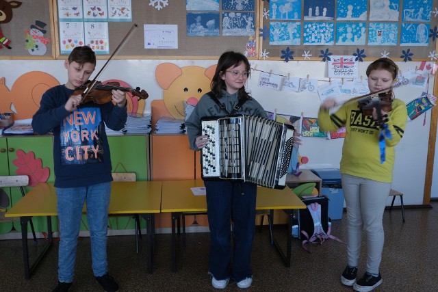 Podczas zajęć zorganizowanych przez Miejsko-Gminny Ośrodek Kultury w Skaryszewie dzieci z Dzierzkówka Starego poznawały technikę gry na instrumentach ludowych.