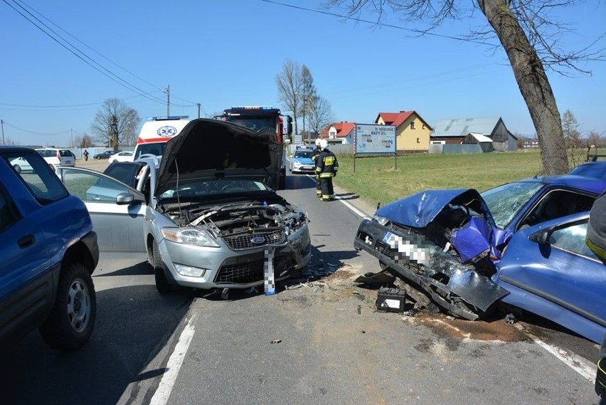 Czołowe zderzenie w Czarny Dunajcu. Jedna osoba ranna. Droga jest zablokowana [ZDJĘCIA]