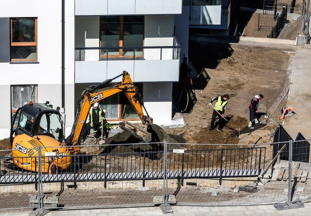 Na początku pandemii na wielu terenach budowy zrobiło się pusto. Teraz robotnicy wrócili do pracy