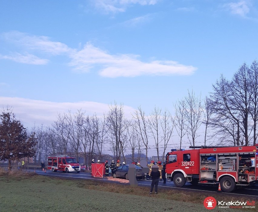 Wypadek w gminie Skawina. Czołowe zderzenie na drodze krajowej. Trzy osoby ranne