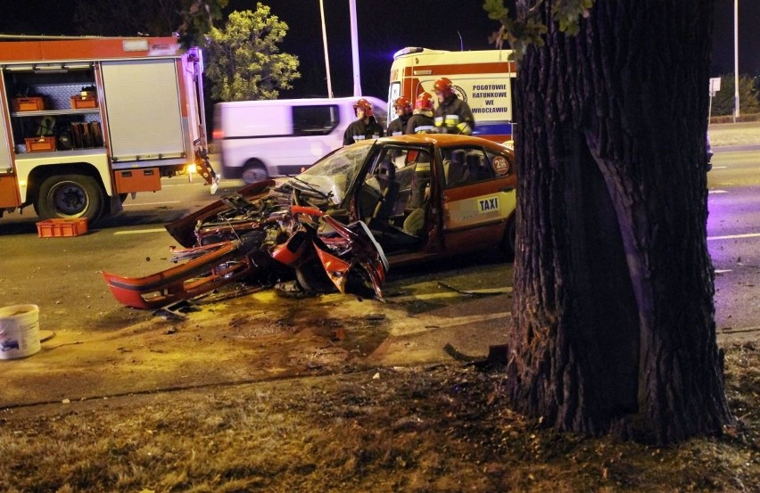 Wypadek taksówki na ul. Krzywoustego we Wrocławiu -...