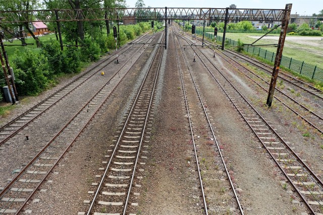 Pociągi na zmodernizowanej trasie będą jeździły szybciej, a przejazdy będą bezpieczniejsze.