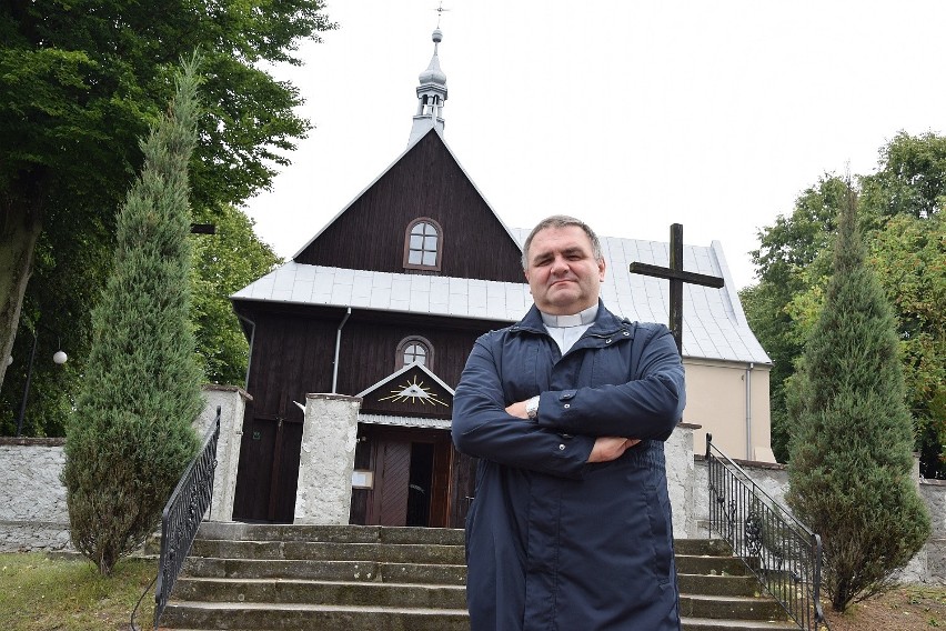 Do zwiedzania kościoła w Lipie zachęca proboszcz ksiądz...