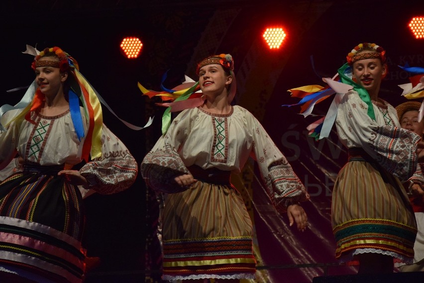 Sękowa. Koncert galowy Festiwalu Świat pod Kyczerą. Prezentacje trwały do późnej nocy. Publiczność gorąco oklaskiwała artystów