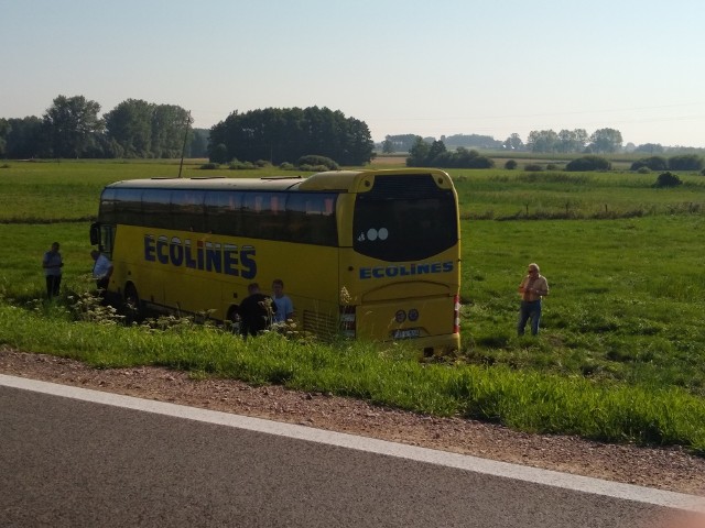 Korycin. Wypadek autokaru na DK8. Samochód zjechał z krajowej ósemki wprost na łąkę