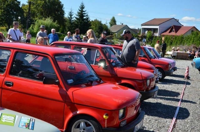 Zlot samochodów historycznych odbył się w Kłaju już po raz drugi. Wydarzenie skusiło wiele osób, w tym całe rodziny