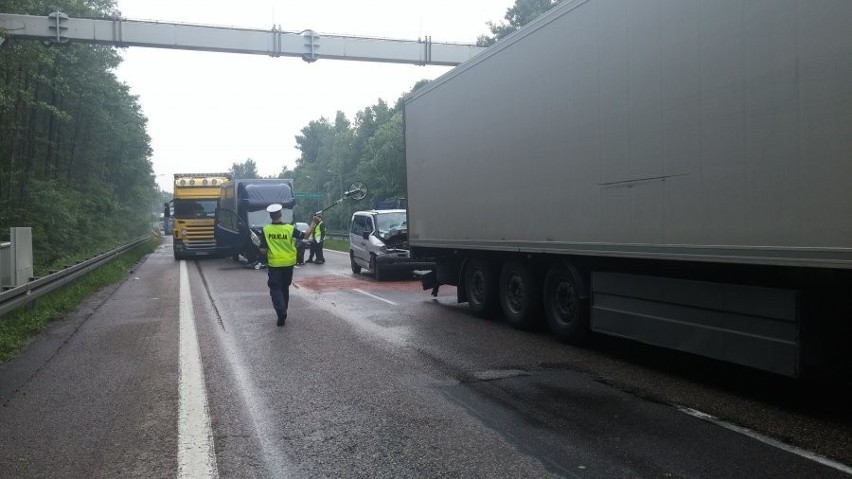 S1 w kierunku Częstochowy zablokowana. Zderzyły się trzy ciężarówki i motocyklista