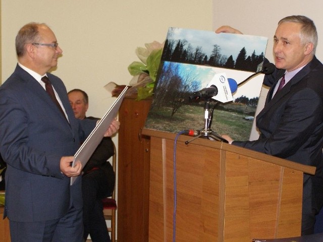 9Od lewej) Krzysztof Obratański i ustępujący burmistrz Michał Cichocki.