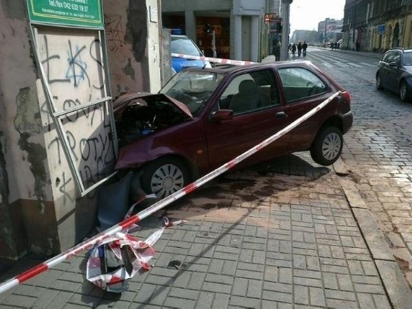 Groźny wypadek na ul. Piotrkowskiej. Cztery osoby w szpitalu! [nowe fakty, zdjęcia]