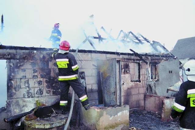 Sygnał o pożarze w Mąkowarsku dotarł do dyżurnego Państwowej Straży Pożarnej w Bydgoszczy i do remiz OSP w Mąkowarsku i Koronowie o godz. 11.08.