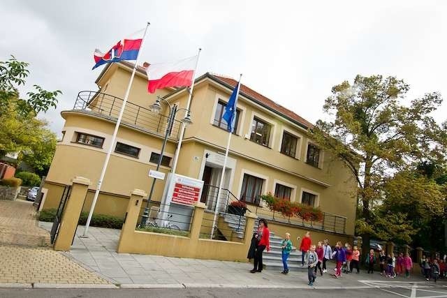 Wzorowany na statku, pokryty płaskim dachem budynek Urzędu Stanu Cywilnego przy ul. Sielanka jest przykładem architektury modernizmu w II RP