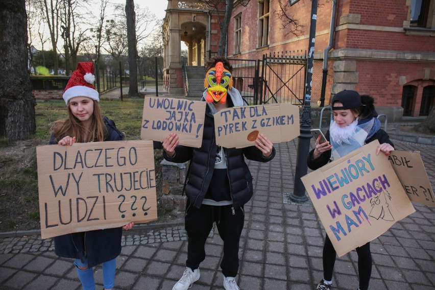 Pikieta i kontrmanifestacja przed ratuszem w Gdańsku...