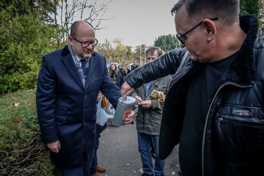 Wsparcie dla Hospicjum im. ks. Dutkiewicza i WOŚP zamiast kwiatów i zniczy na pogrzebie Adamowicza