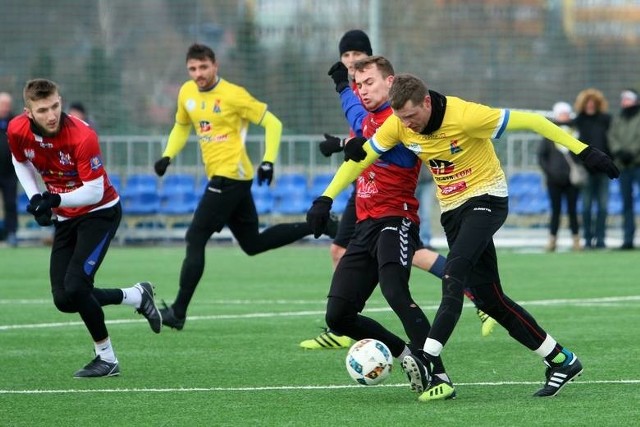 Trzecioligowa Wisła Sandomierz przegrała sparing z Motorem Lublin 1:2 (0:0). Jedyną bramkę dla ekipy Dariusza Pietrasiaka zdobył Damian Nogaj w 76 minucie. A już dziś, czyli w poniedziałek, Wisła zagra kolejny mecz kontrolny. W Połańcu zmierzy się z trzecioligową drużyną Czarnych. Początek spotkania o godzinie 15. Zapraszamy do obejrzenia ciekawych zdjęć ze sparingu Wisły z Motorem, których autorem jest Łukasz Kaczanowski z Kuriera Lubelskiego.  (dor)